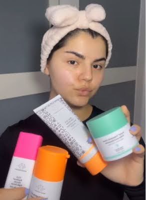 اینفلوئنسر زن در حال تبلیغ محصولات آرایشی بهداشتی