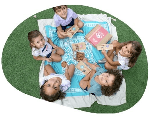 چند بچه در پیک نیک در حالی که به بالا نگاه میکنند