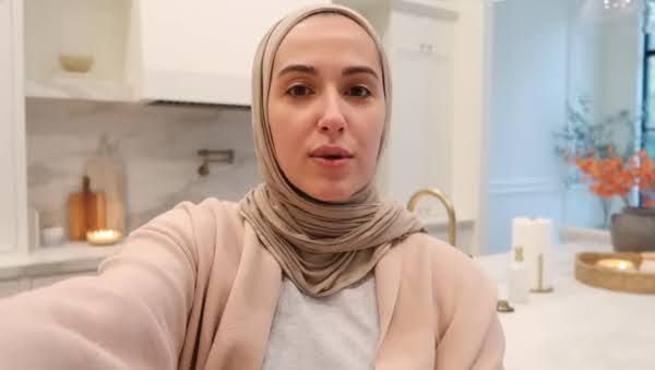 یک زن خاورمیانه با حجاب در حال صحبت با دوربین