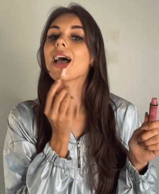 یک زن اینفلوئنسر در منطقه خاورمیانه در حال تبلیغ محصولات آرایشی