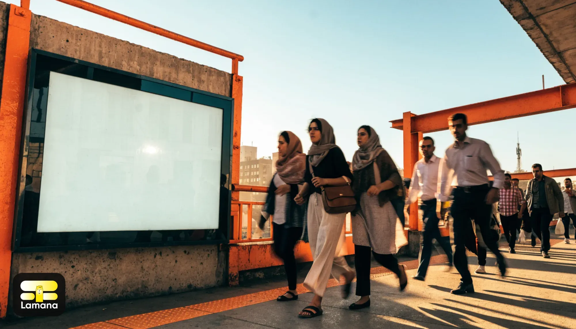مسافران در سکوی مترو تهران از کنار یک تابلوی تبلیغاتی روشن و خالی رد میشوند و کسی نمیایستد